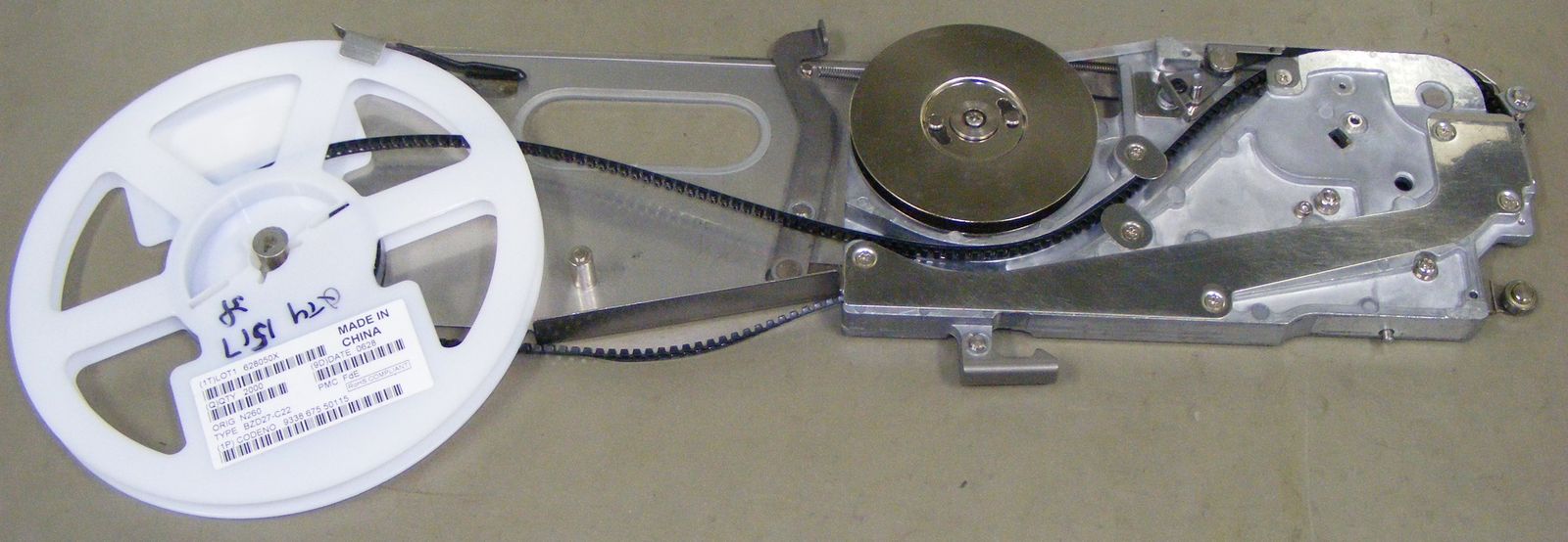 Cinta de componentes de montaje superficial cargada en un alimentador de una máquina de inserción automática