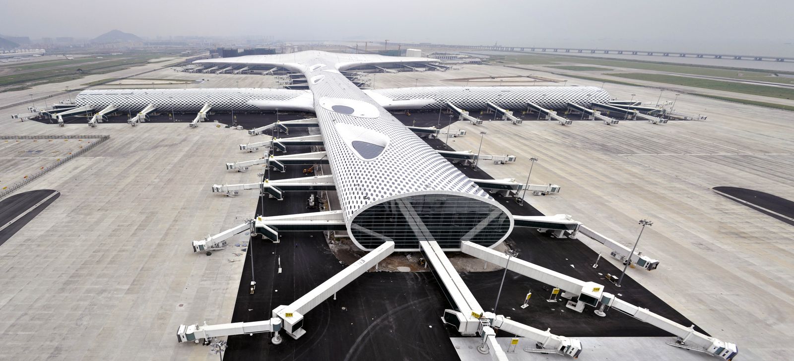 Vista aérea de la Terminal 3 del Aeropuerto Internacional de Shenzhen Bao'an, con sus pasarelas de embarque