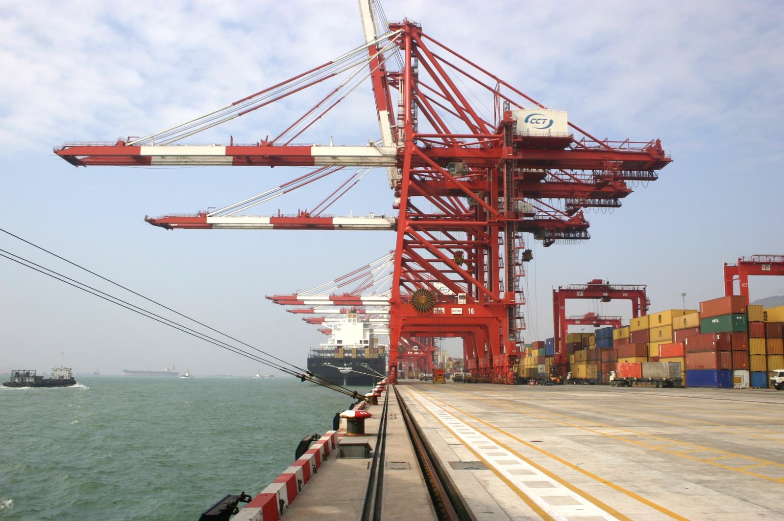 Grúas pórtico y contenedores apilados en la terminal de contenedores de Chiwan, en Shenzhen