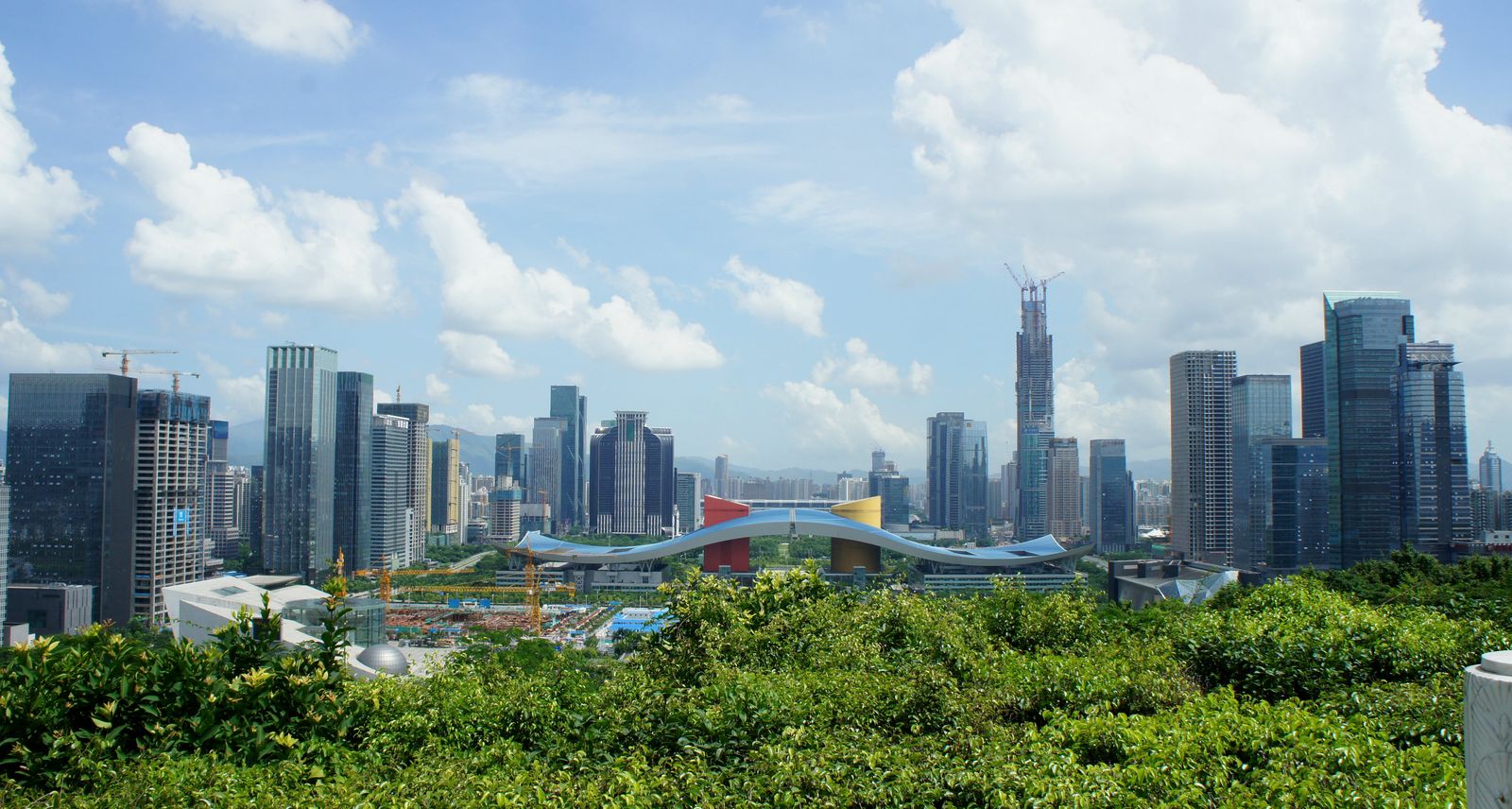 Panorámica del distrito financiero de Futian en Shenzhen, con el centro de negocios y zonas verdes en primer plano